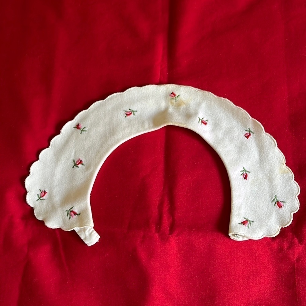 Vintage small women’s removable collar.